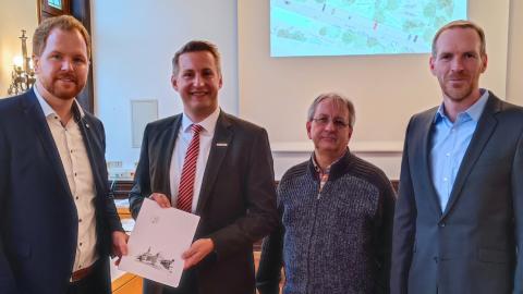 Bei der Bescheidübergabe (v.l.n.r.): Björn Kerkmann, Thomas Schürmann, Wolfgang Müller, Dr. Jan Heinisch